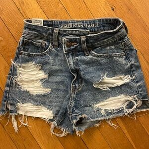 American eagle strigid size is 000 high rise jean shorts.
